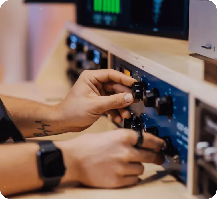 Zdjęcia ze studia Hugiz Records oferującego mix i mastering